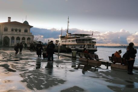 La Mediterrània desbordada d’Adnan Özer: poesia turca en el vaivé del mite